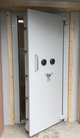 . National Safes    Vault Doors from the midlands Willenhall West Midlands National Safes